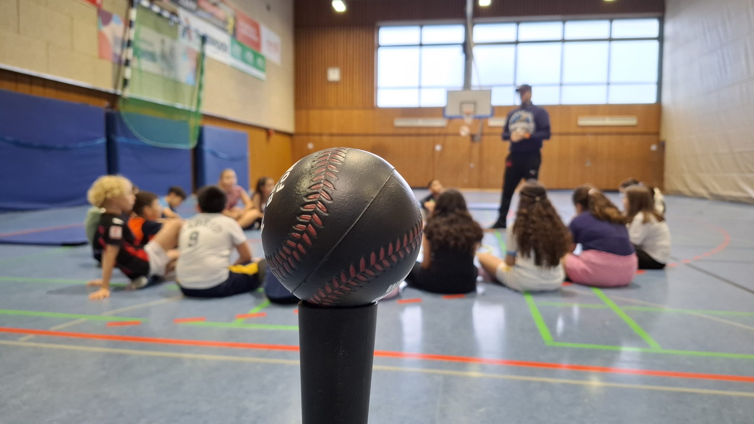 Kinder des vierten Jahrgangs schnuppern in die Sportart Baseball hinein
