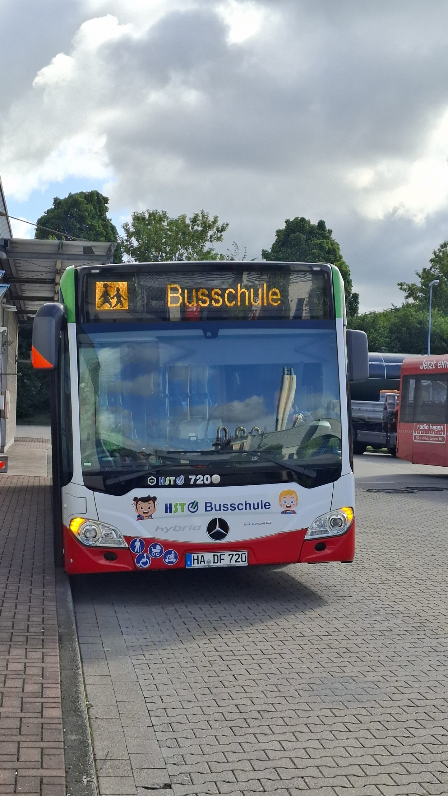 4b macht in der Busschule das Busfahrdiplom
